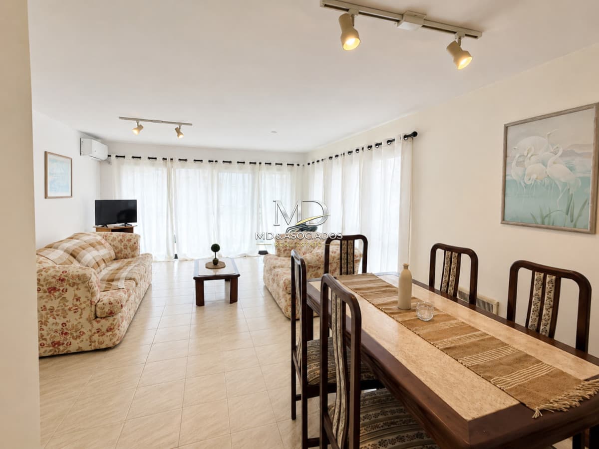 Muy amplio apartamento Carmar en excelente ubicación. REF:8374