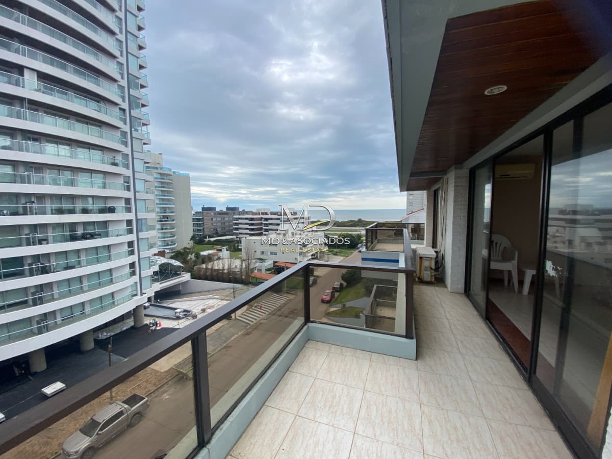 Muy lindo penthouse a solo pasos del mar. REF:8258