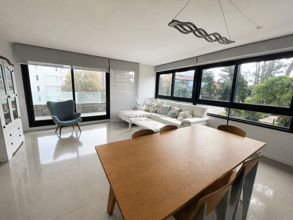Edificio Tiziano- Viví o invertí en Playa Mansa: 2 dormitorios con excelente ubicación.REF:9256