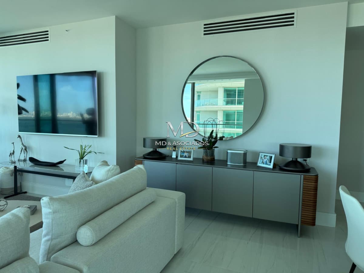 Apartamento de categoría en primera línea sobre Playa Mansa - Punta del Este REF.