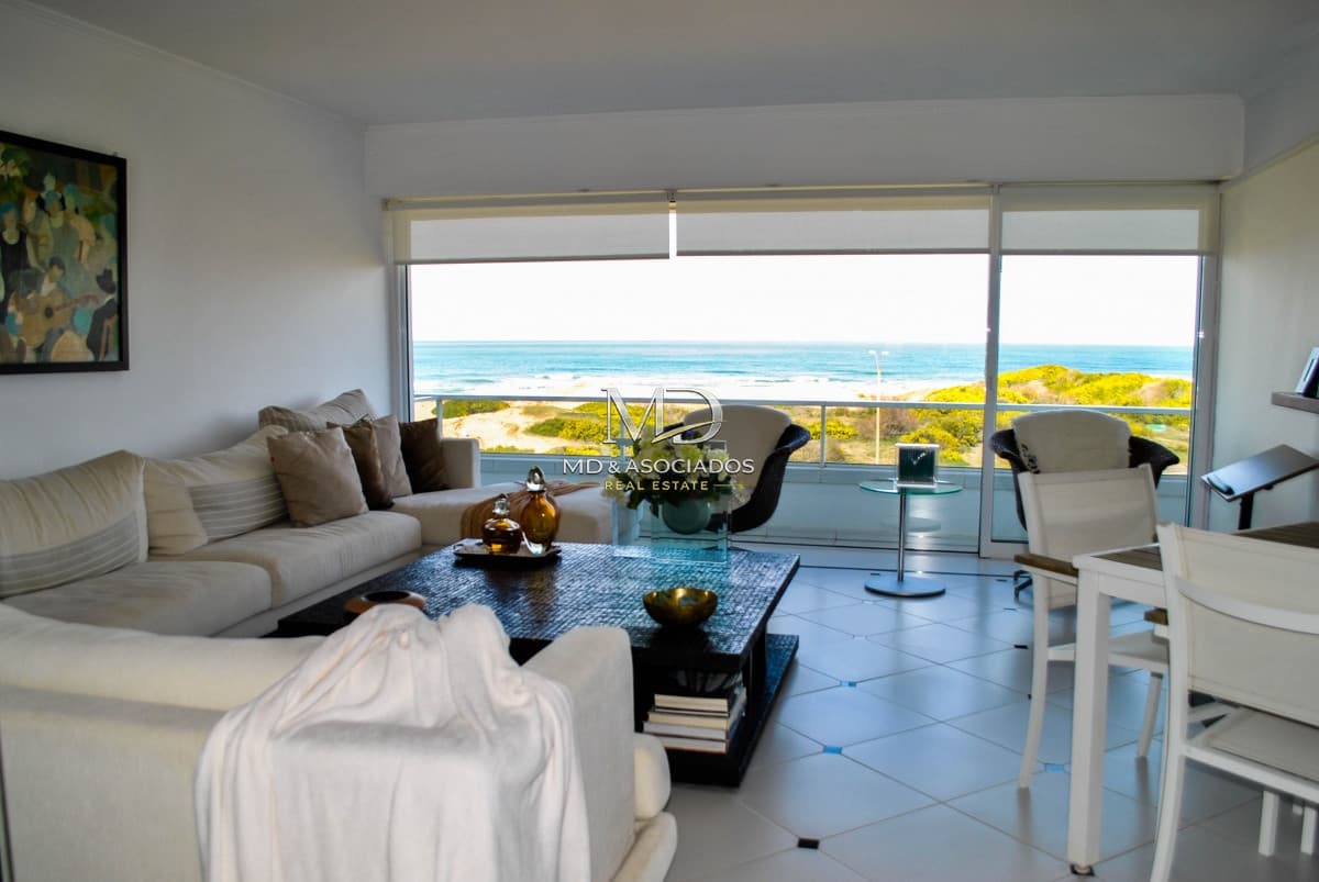 Espectacular penthouse en la brava primera linea 6 dormitorios. REF:7061