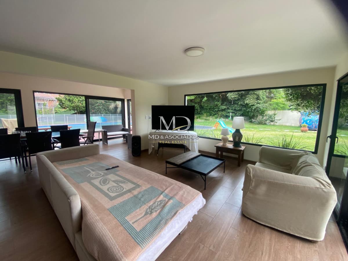 Casa con Amplias Áreas Sociales, Piscina y Cancha de Pádel en el Fondo del Predio. REF(8732)