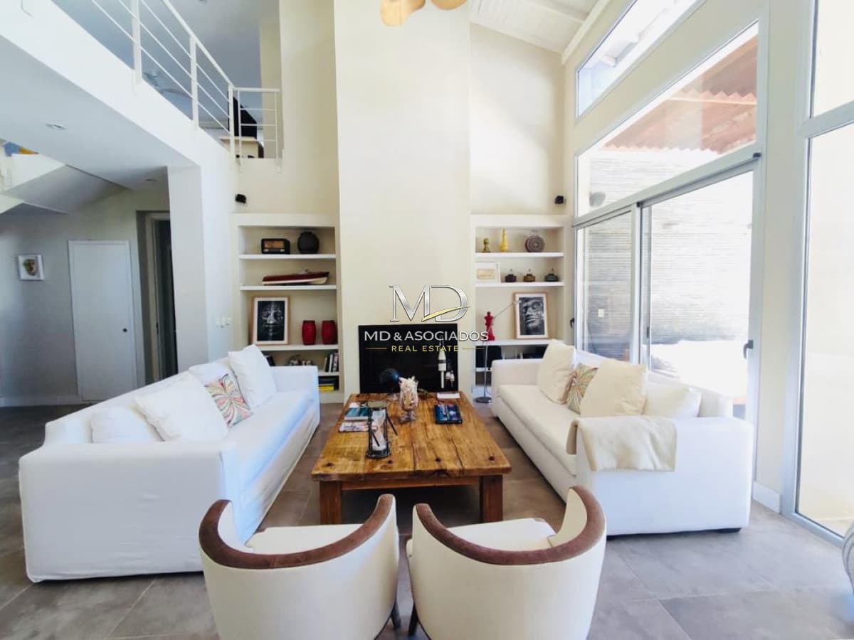 Hermosa casa con piscina climatizada en barrio privado. REF: 7726
