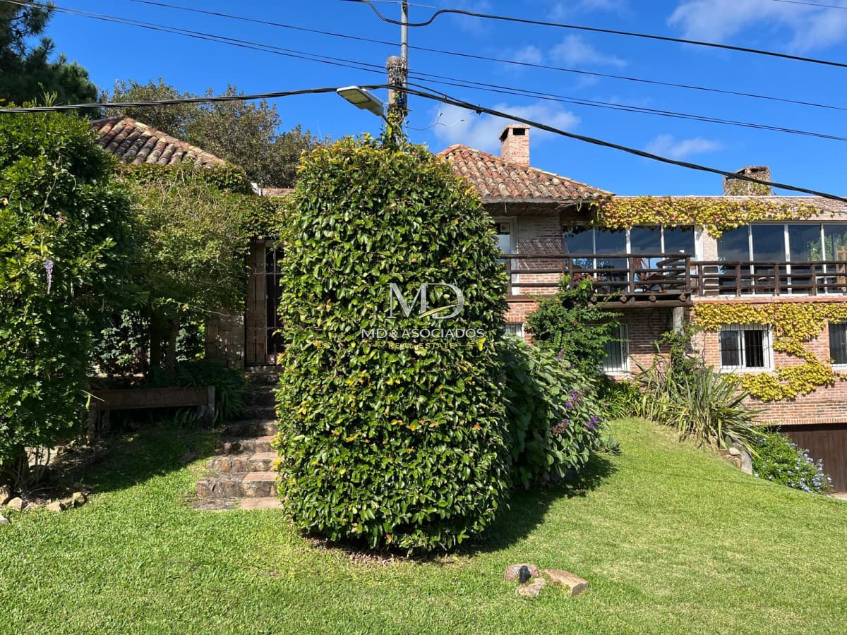 Exclusiva Casa en Venta en Punta Ballena con Vista Panorámica al Mar Ref. 8192