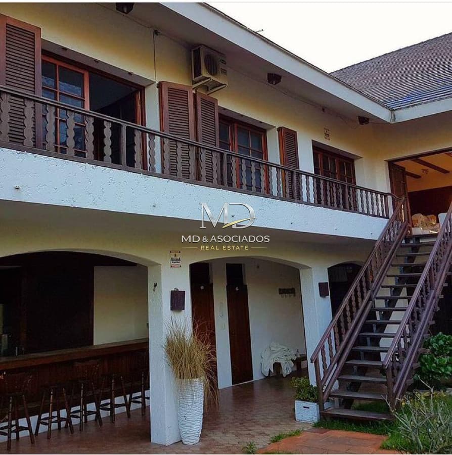 Espectacular casa con piscina climatizada y amplio parrillero techado. REF:6253