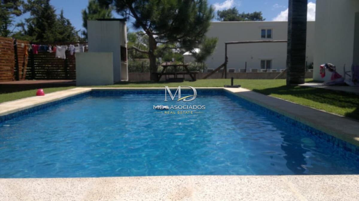 Hermosa casa , en excelente zona, con piscina y parrillero. REF:5999