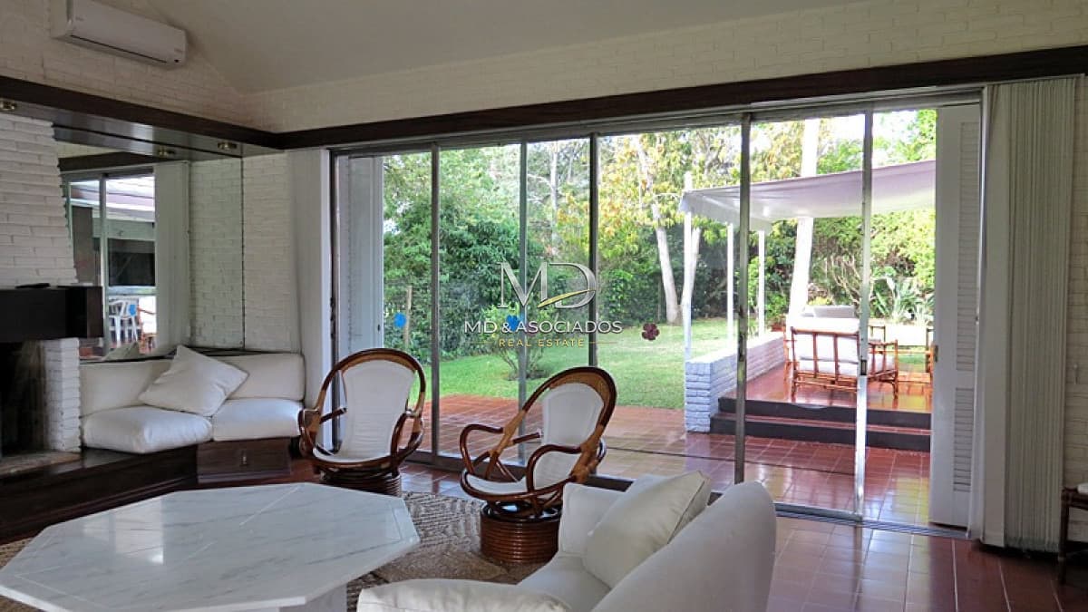 Espectacular casa a solo 2 cuadras de playa mansa, en una zona muy tranquila de Punta del Este