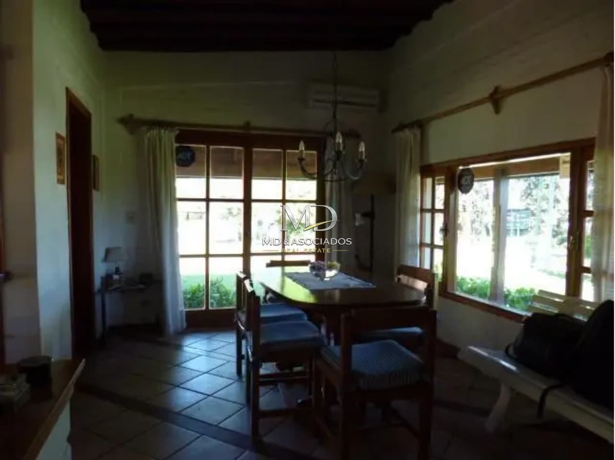 Hermosa casa a dos cuadras de la costa.Ref : 6333