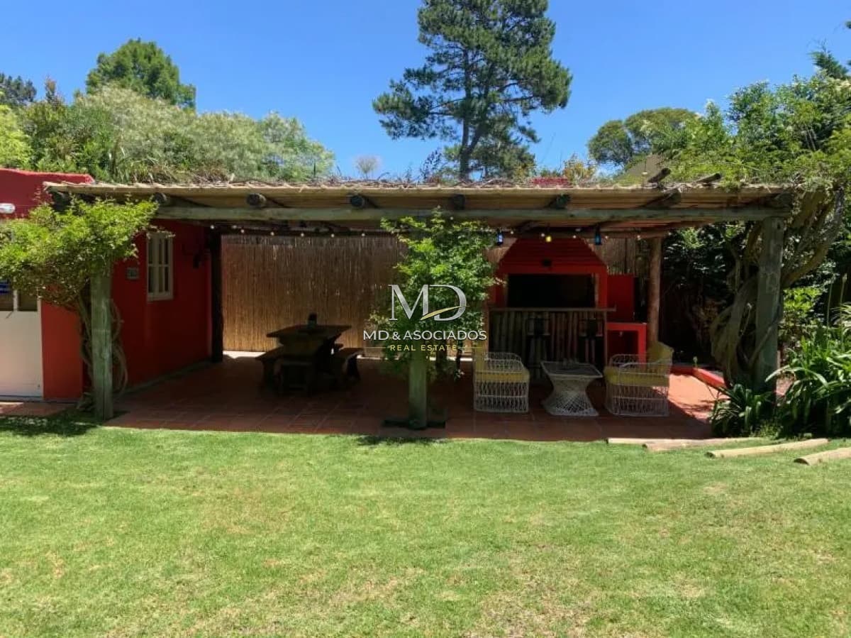 Hermosa casa en Rincón del Indio, cómoda, zona tranquila y a pocas cuadras del mar.Ref :6324