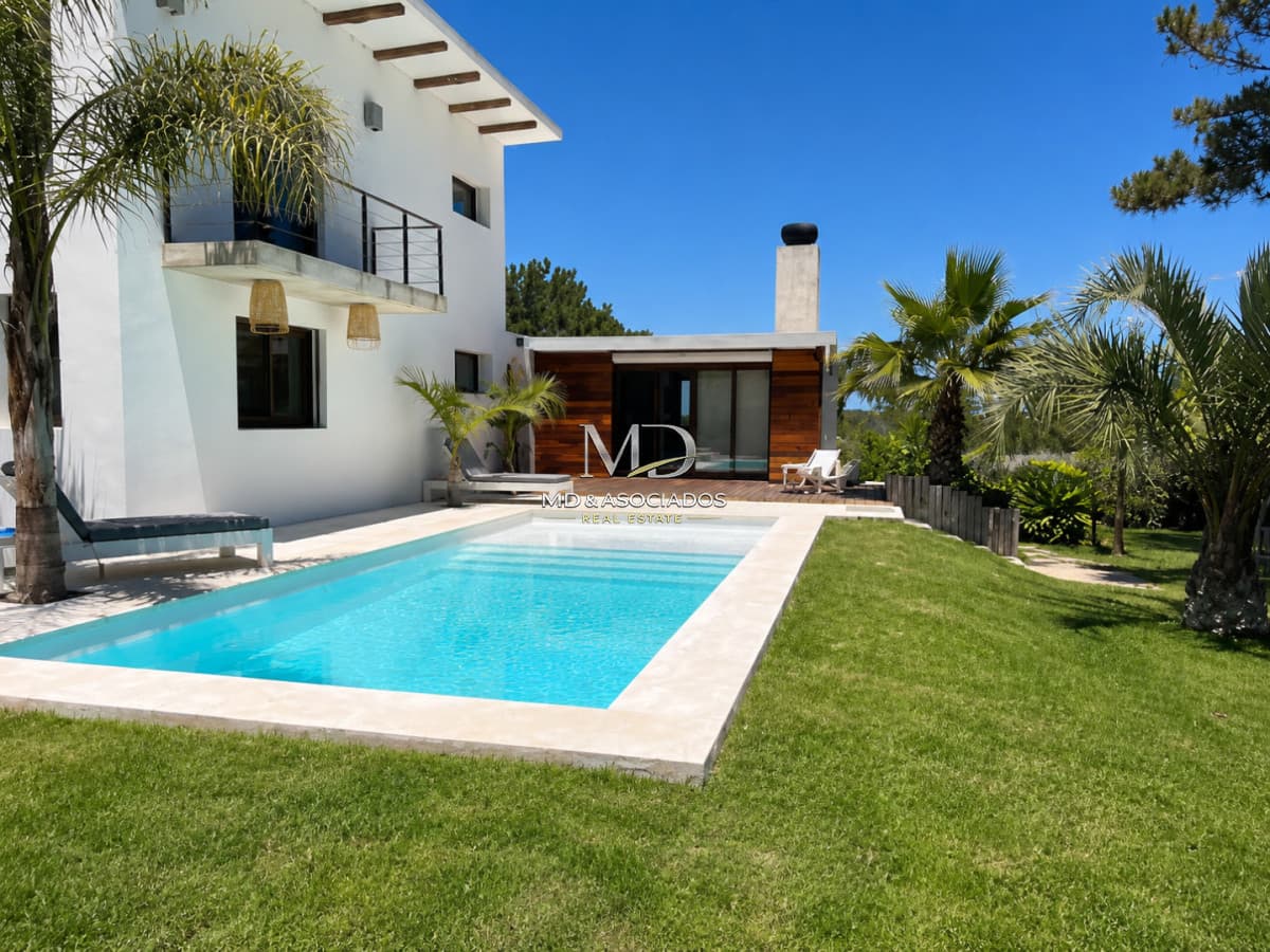 Hermosa casa con piscina climatizada en La Barra.Ref: 7519