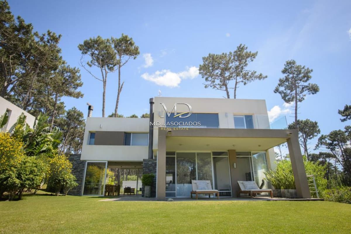 Espectacular casa en barrio privado con todas las comodidades. REF:6191