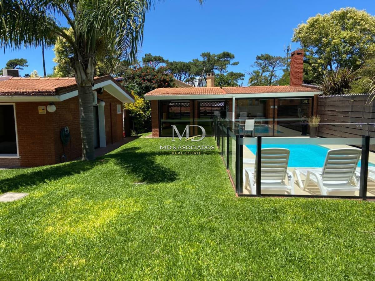 ¡Vacaciones perfectas en Playa Mansa! Casa con piscina y gran jardín. REF:6217