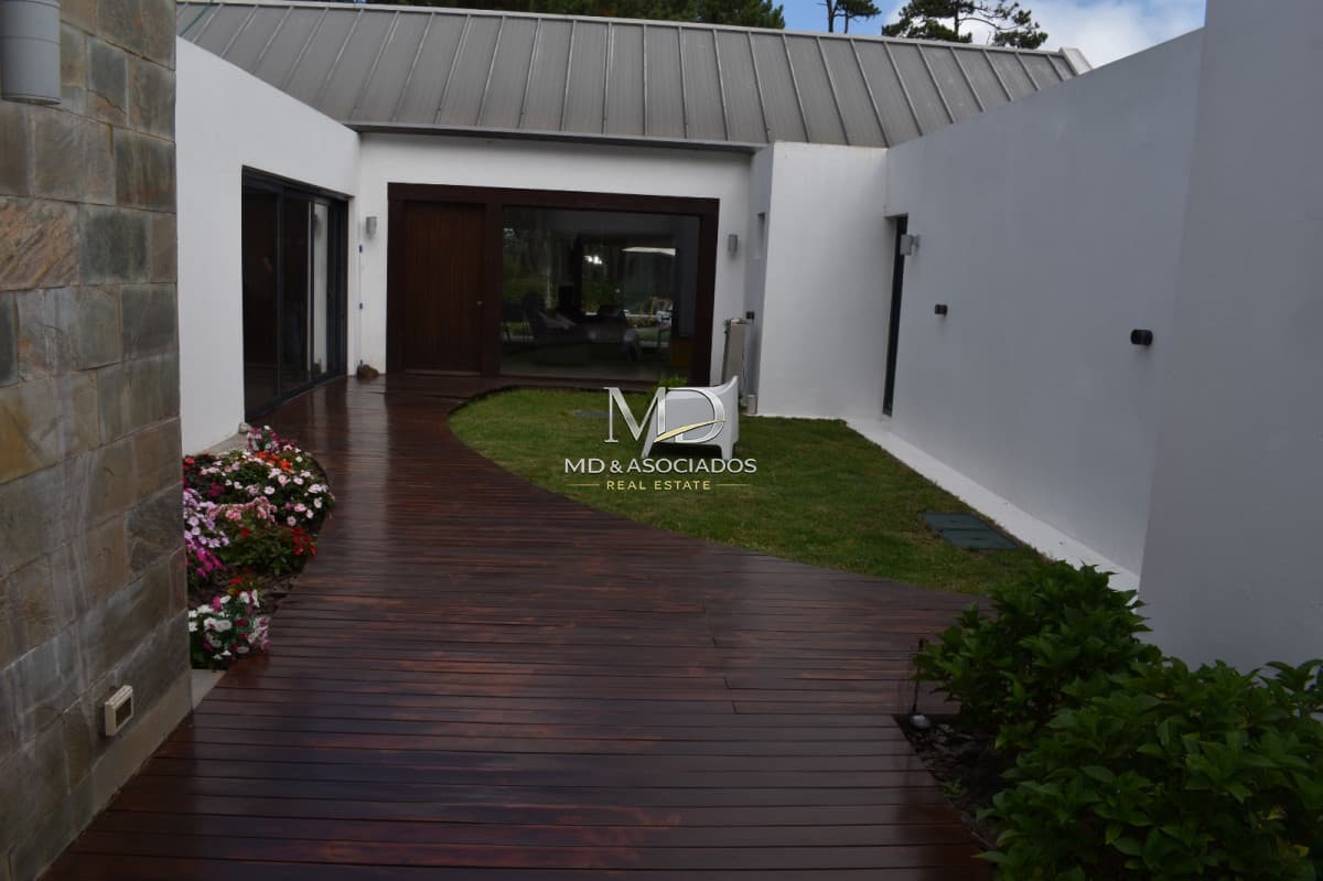 Moderna residencia con piscina climatizada y apartamento independiente. REF(9024)