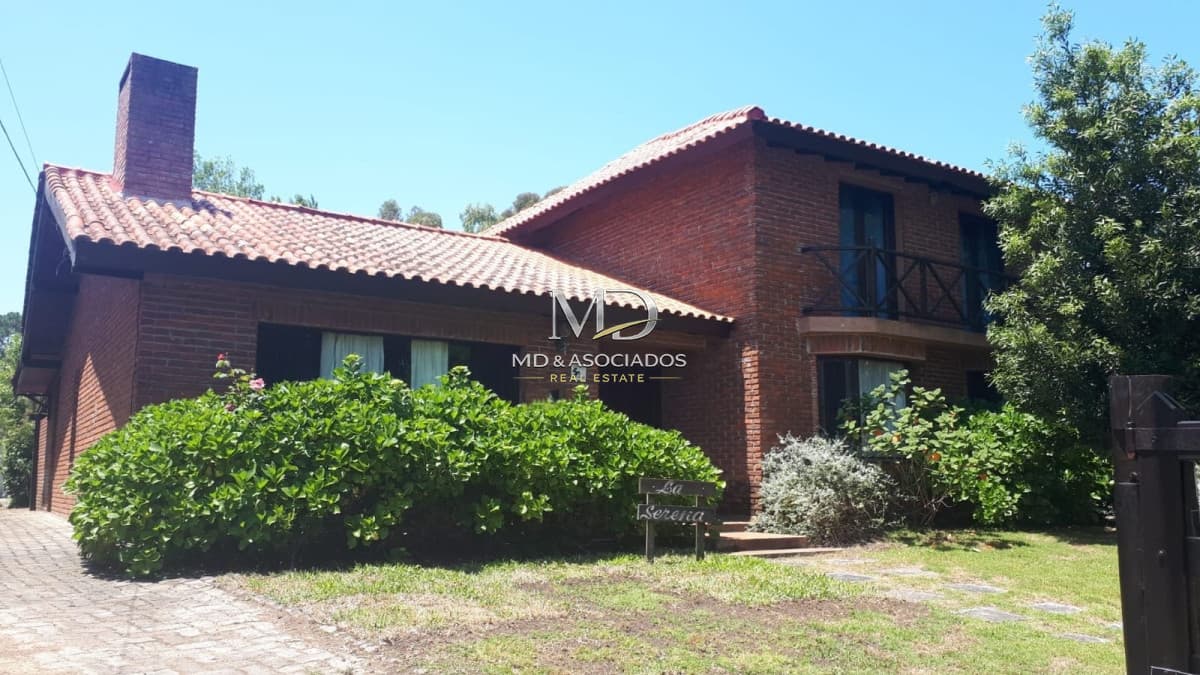 HERMOSA CASA EN SAN RAFAEL CON PISCINA Y PARRILLERO. REF:7427