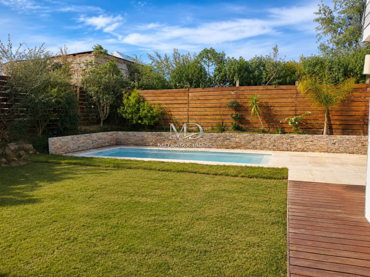 Casa de 3 Dormitorios y piscina en La Barra. REF(9479)