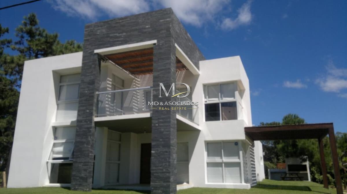Hermosa casa , en excelente zona, con piscina y parrillero. REF:5999