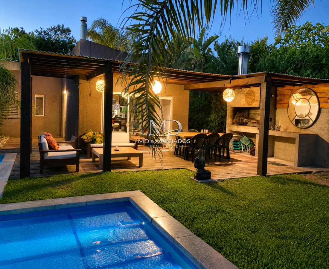 Hermosa casa a pocos metros del mar.Ref : 5276
