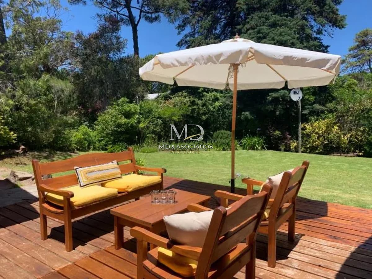 Hermosa casa en Rincón del Indio, cómoda, zona tranquila y a pocas cuadras del mar.Ref :6324