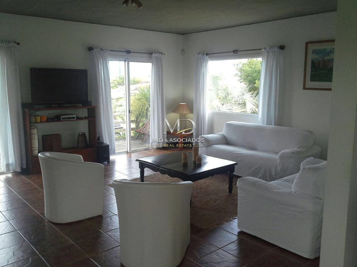 Casa amplia ideal para estar en familia, a pocos metros del mar.Ref:5425