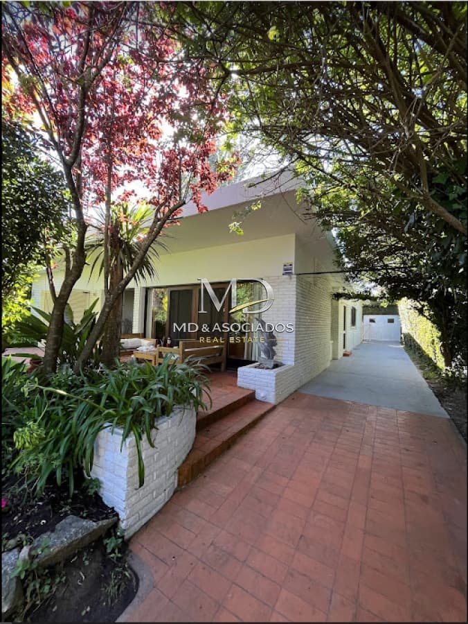 Hermosa casa en parada 9 de la mansa a pasitos del mar. REF: 6278