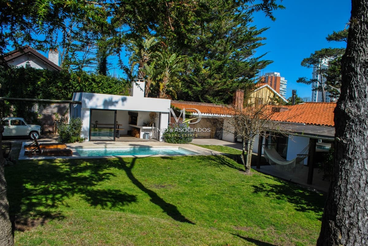 Hermosa casa gran parque con piscina climatizada y parrillero. REF: 6768