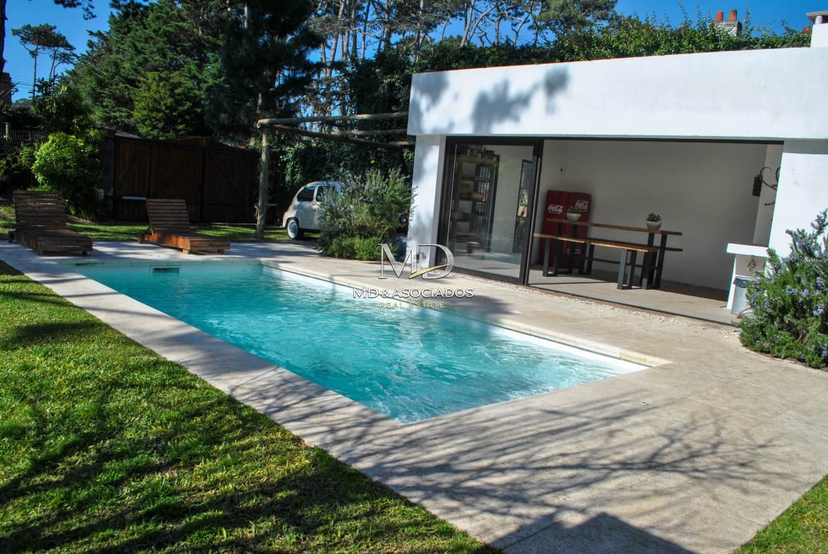 Hermosa casa gran parque con piscina climatizada y parrillero. REF: 6768
