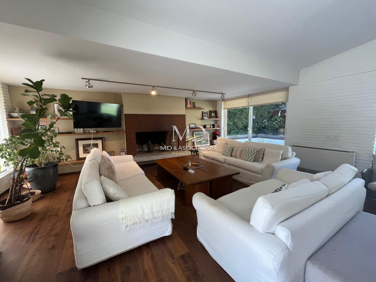 Hermosa Casa en Venta - Espaciosa, Luminosa y con Jardín con Piscina. REF:8191
