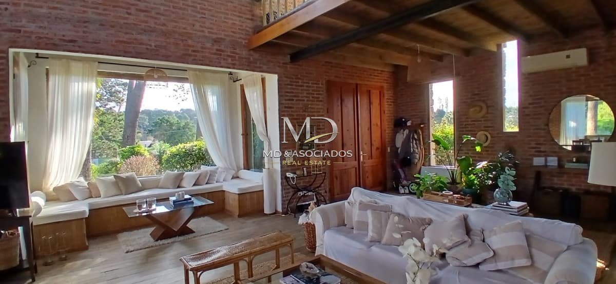 Hermosa casa con todas las comodidades. REF: 8384
