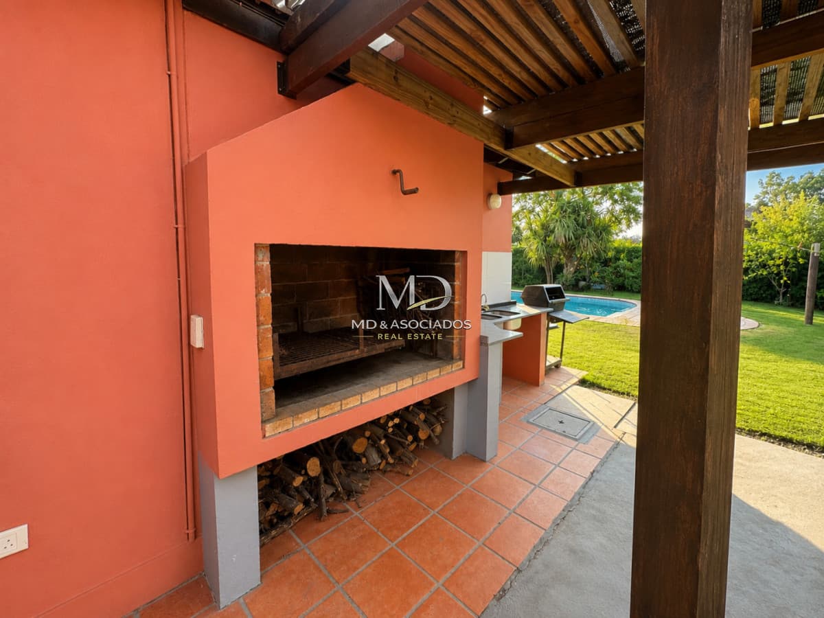 Hermosa casa dispone de gran parque con piscina y parrillero