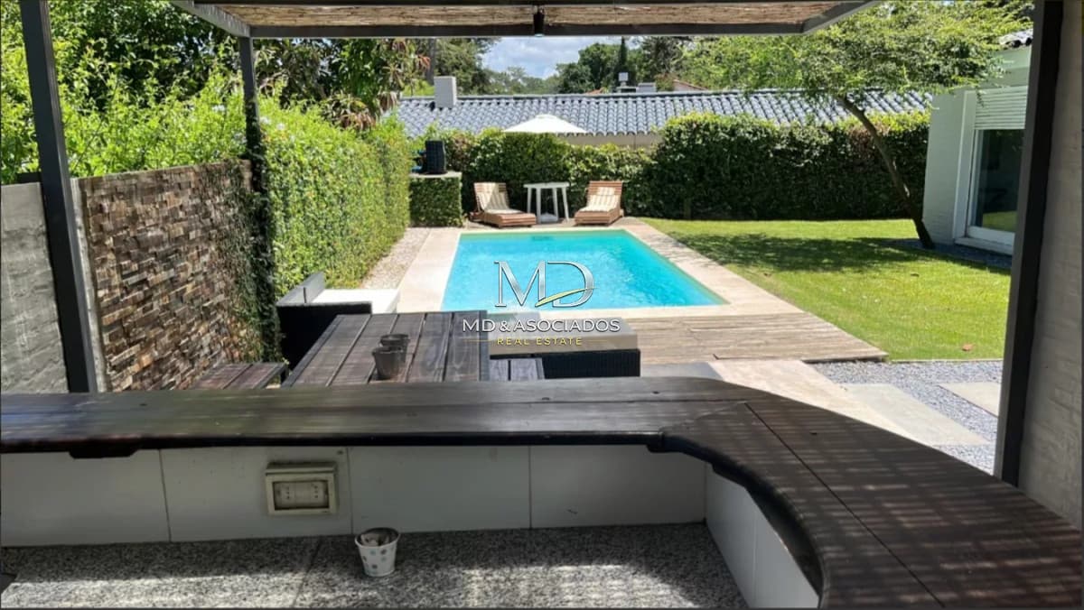 HERMOSA CASA CON PISCINA A POCAS CUADRAS DEL MAR. REF: 6596