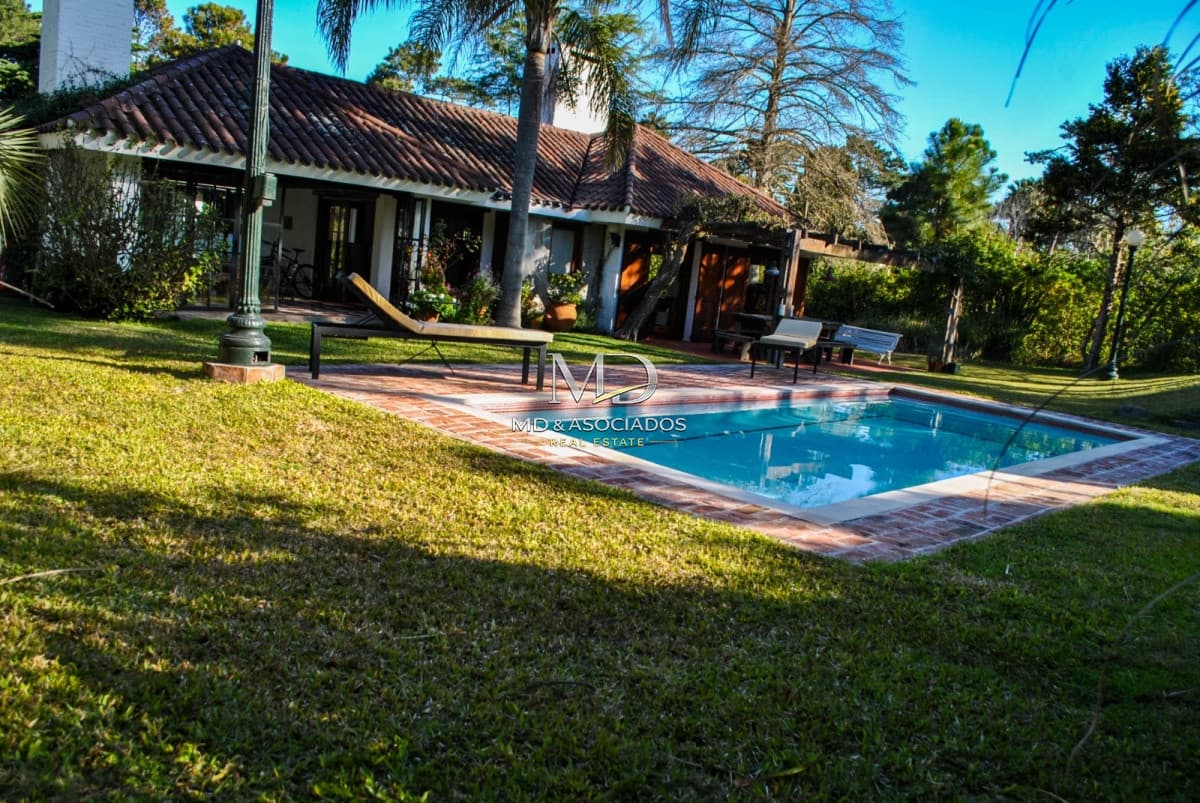 Hermosa casa en excelente ubicación, gran parque con piscina y barbacoa Ref:5972