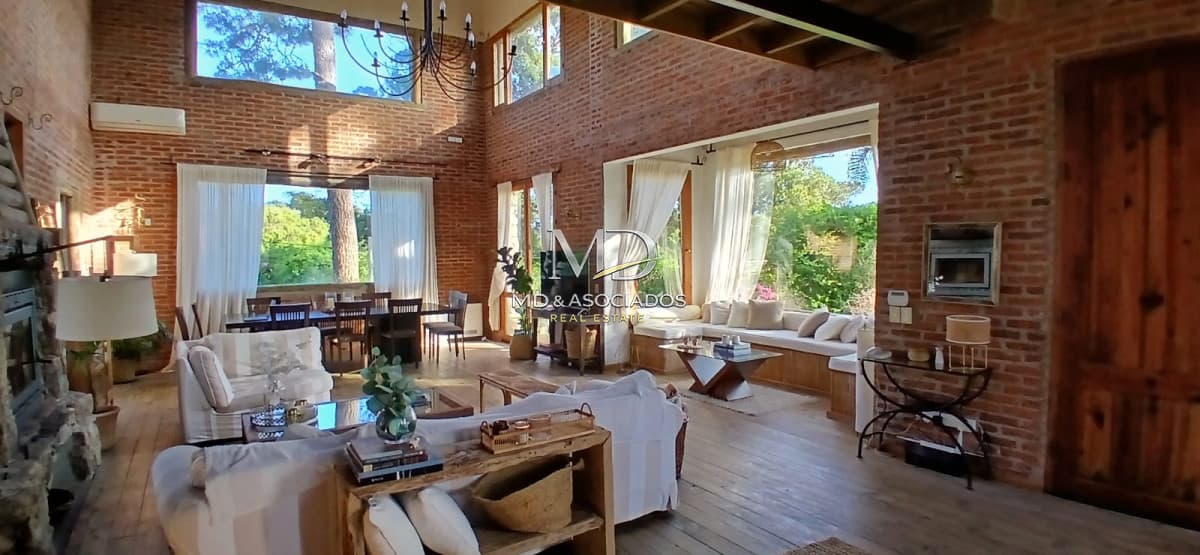 Hermosa casa con todas las comodidades. REF: 8384