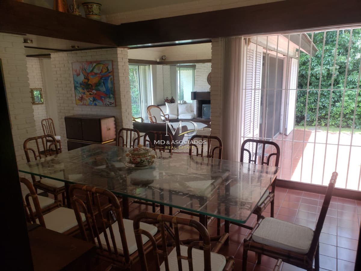 Espectacular casa a solo 2 cuadras de playa mansa, en una zona muy tranquila de Punta del Este