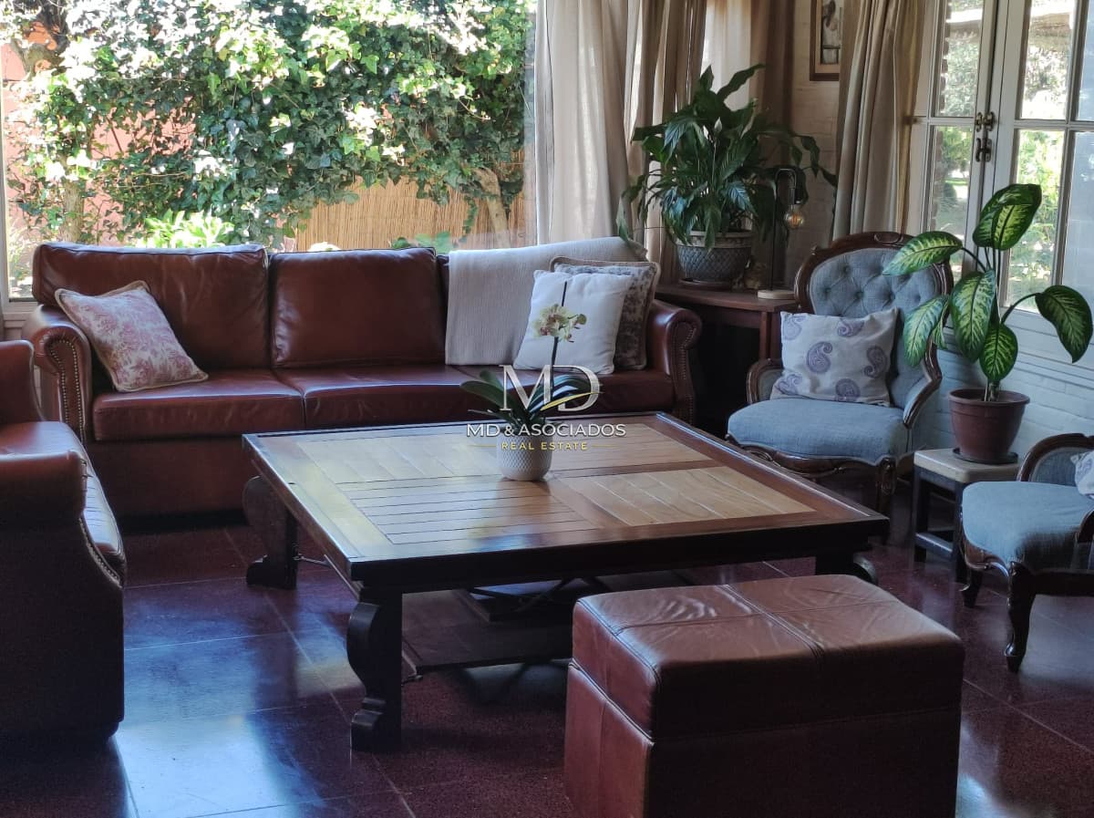 Imperdible casa con piscina y parrillero a solo dos cuadras del mar. REF: 5573