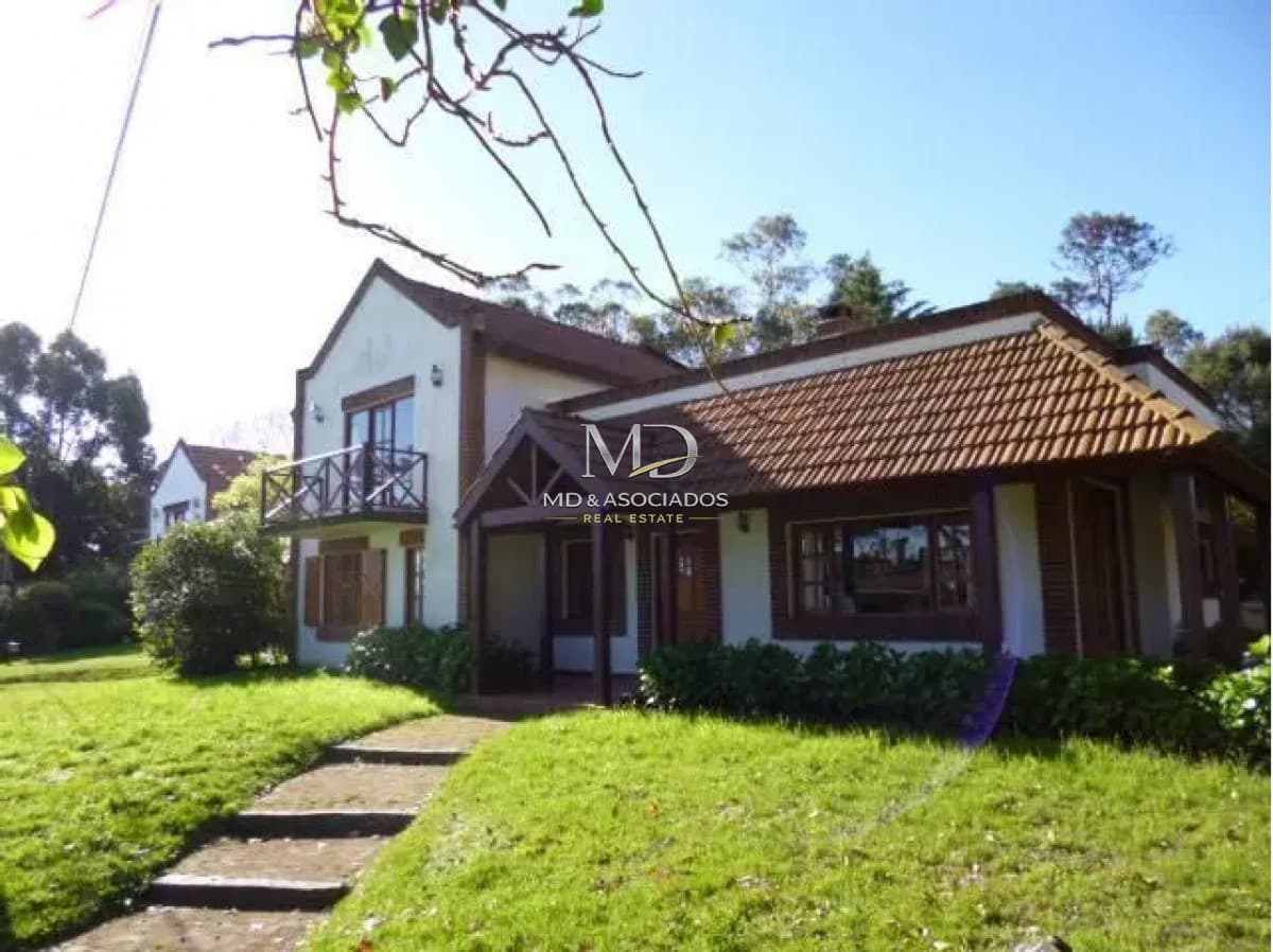 Hermosa casa a dos cuadras de la costa.Ref : 6333