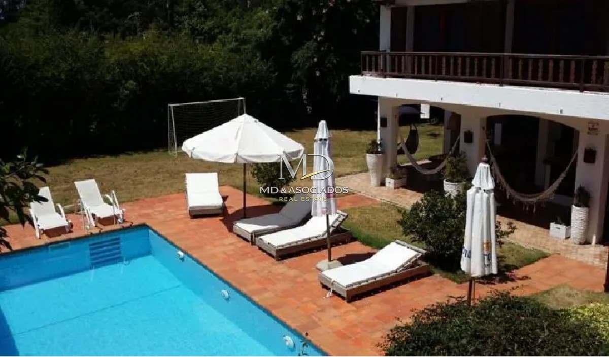 Espectacular casa con piscina climatizada y amplio parrillero techado. REF:6253