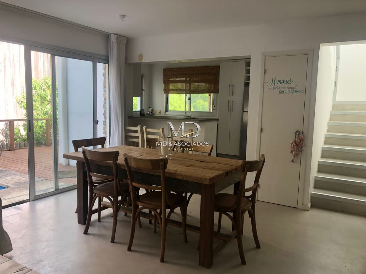 Venta y alquiler de hermosa casa en Santa Mónica.Ref: 7509