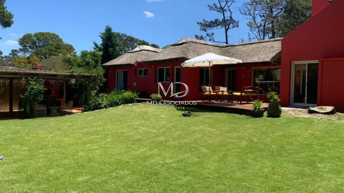 Hermosa casa en Rincón del Indio, cómoda, zona tranquila y a pocas cuadras del mar.Ref :6324