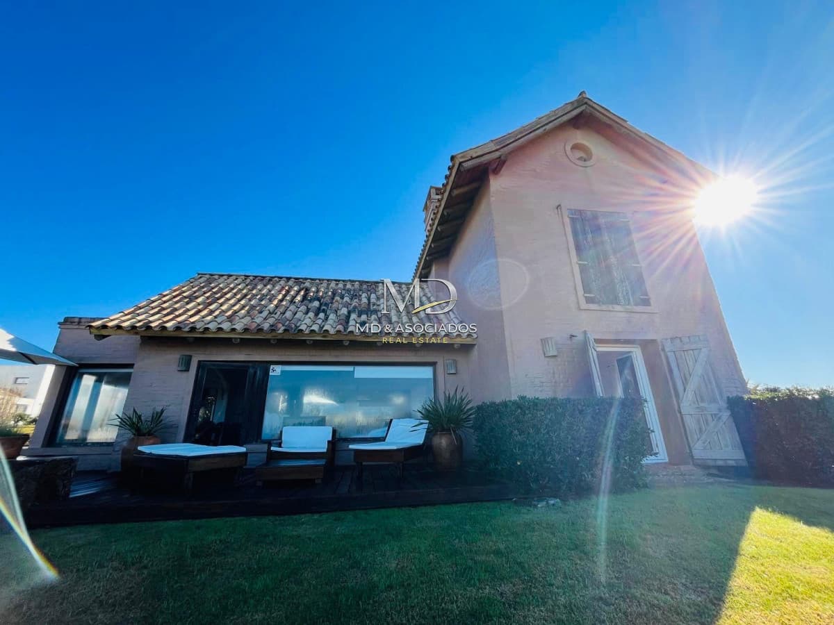Preciosa casa en Montoya a metros del mar. Muy buenas comodidades con excelente equipamiento.Ref : 5800