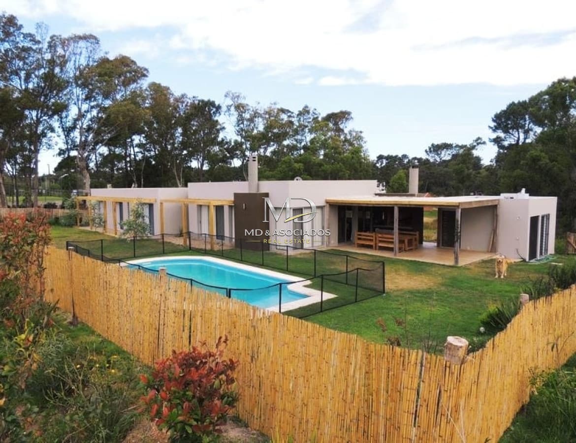 Hermosa casa amplia en la barra, a pocos metros de la costa.Ref : 5267