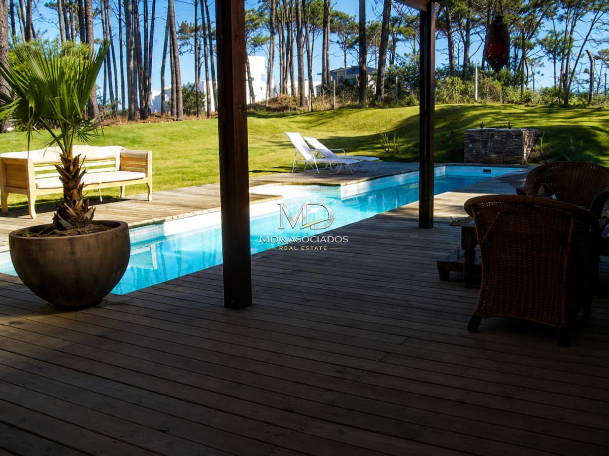 Espectacular propiedad con piscina en barrio privado Laguna Blanca. Ref:5627