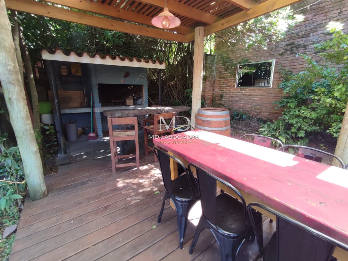 Imperdible casa con piscina y parrillero a solo dos cuadras del mar. REF: 5573
