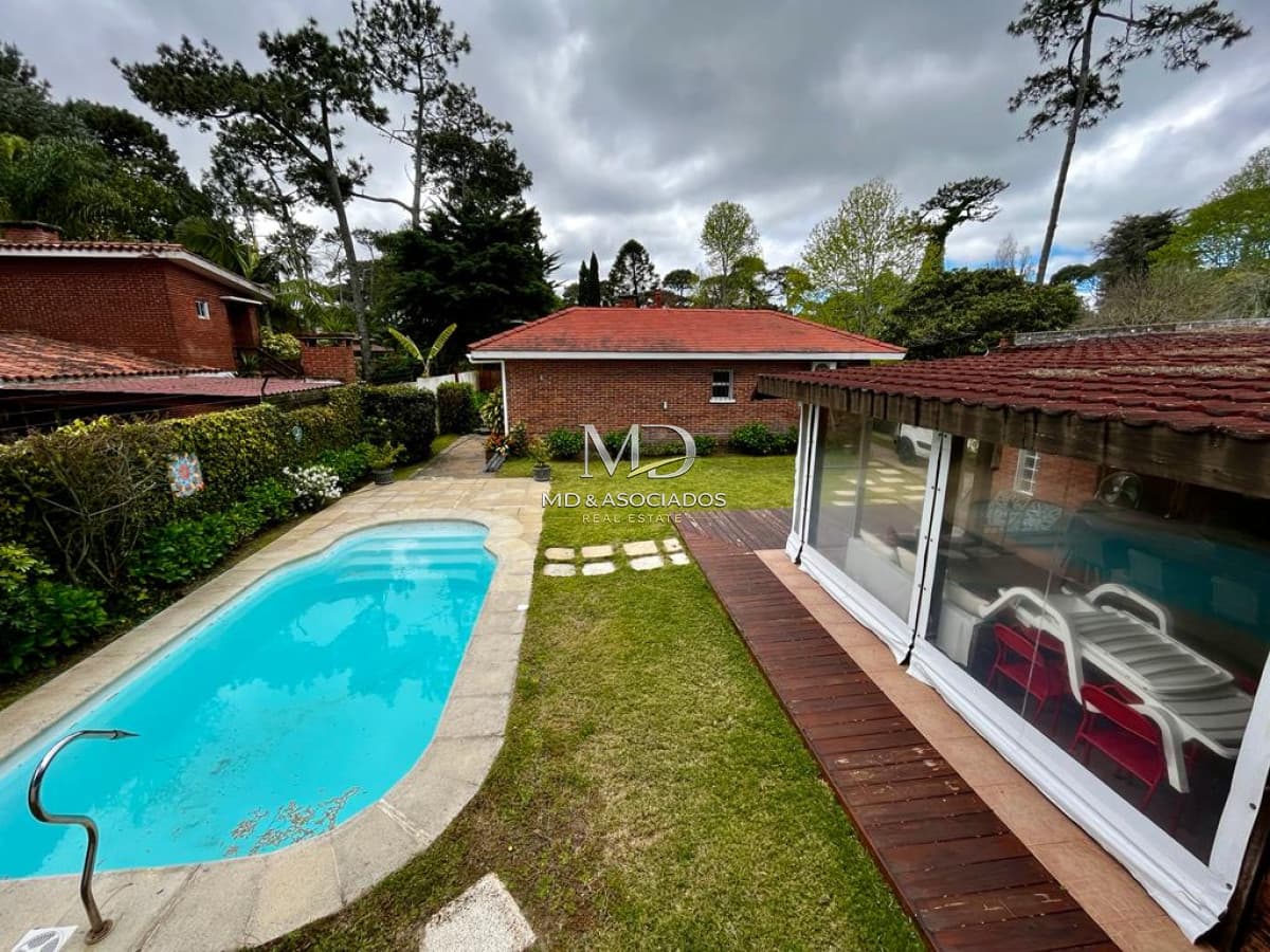 Linda casa a cuadras de playa Mansa con piscina. REF: 6221
