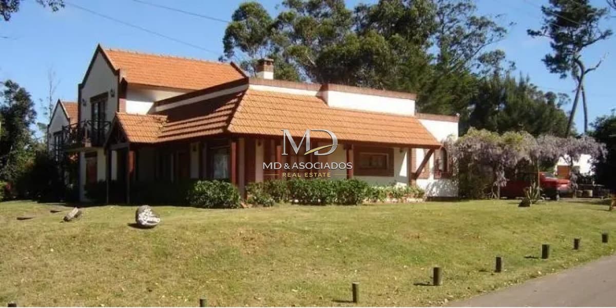 Hermosa casa a dos cuadras de la costa.Ref : 6333