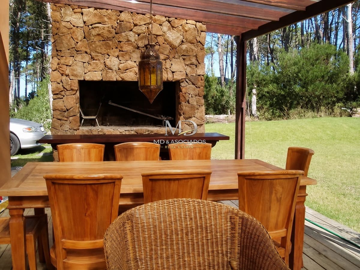 Espectacular propiedad con piscina en barrio privado Laguna Blanca. Ref:5627