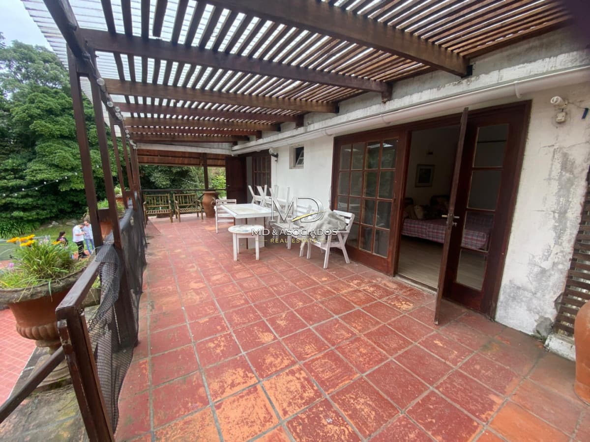 Casa con Amplias Áreas Sociales, Piscina y Cancha de Pádel en el Fondo del Predio. REF(8732)