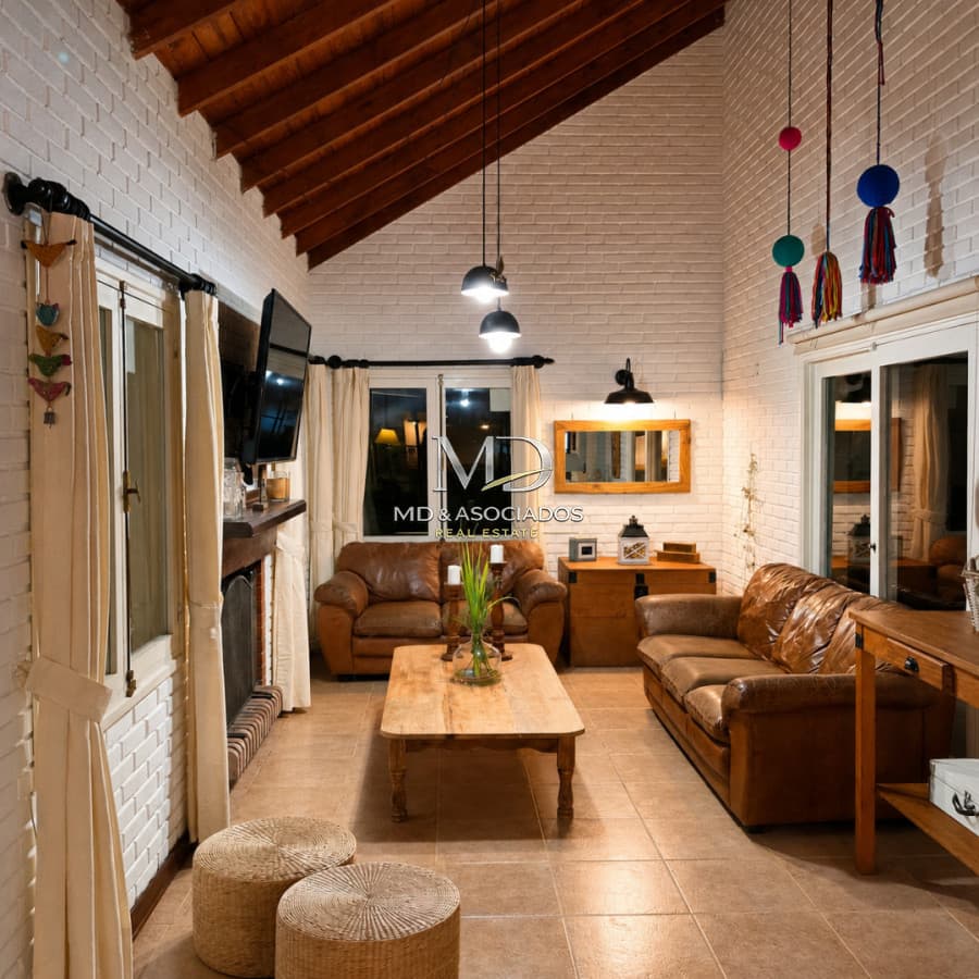 Hermosa casa en tradicional barrio San Rafael, a tan solo cuatro cuadras de playa brava.Ref : 6218