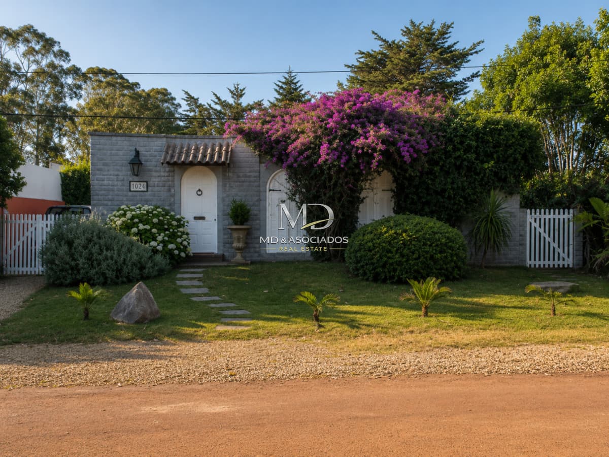 Hermosa casa a la venta en la Barra, excelente punto.Ref: 5439