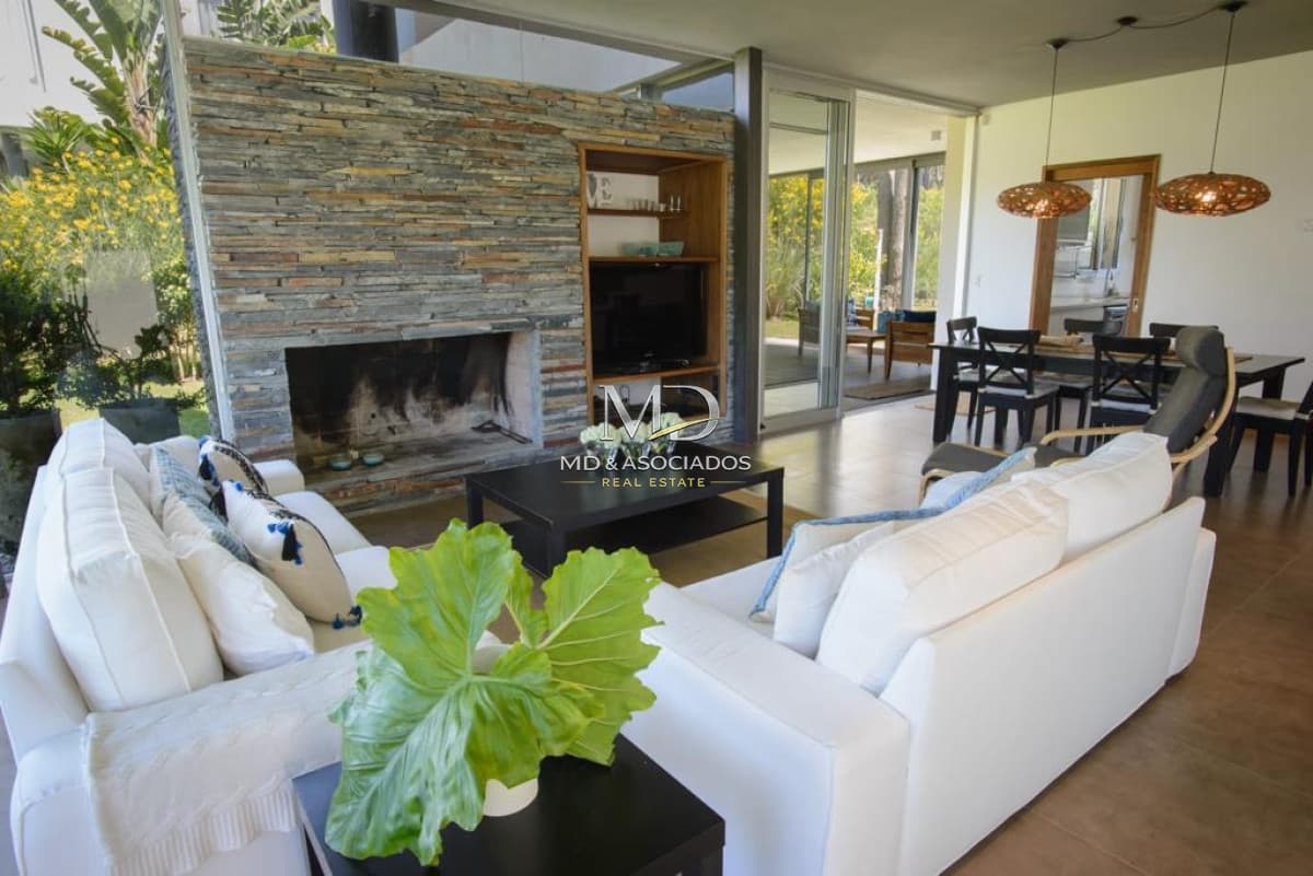 Espectacular casa en barrio privado con todas las comodidades. REF:6191