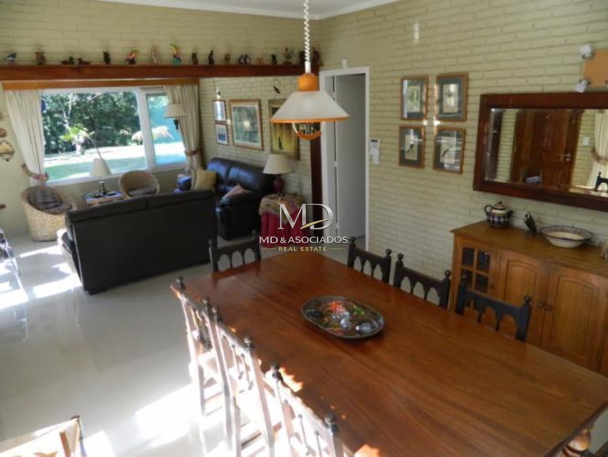 Hermosa casa con piscina en punta del este.Ref: 5815